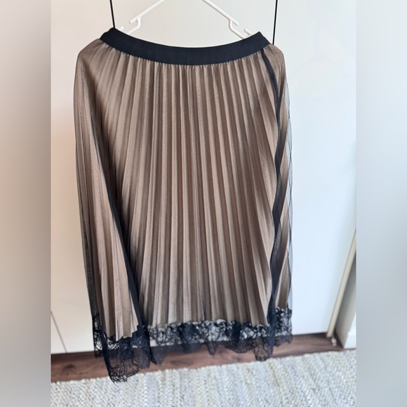 Beautiful skirt from a boutique - Picture 2 of 2